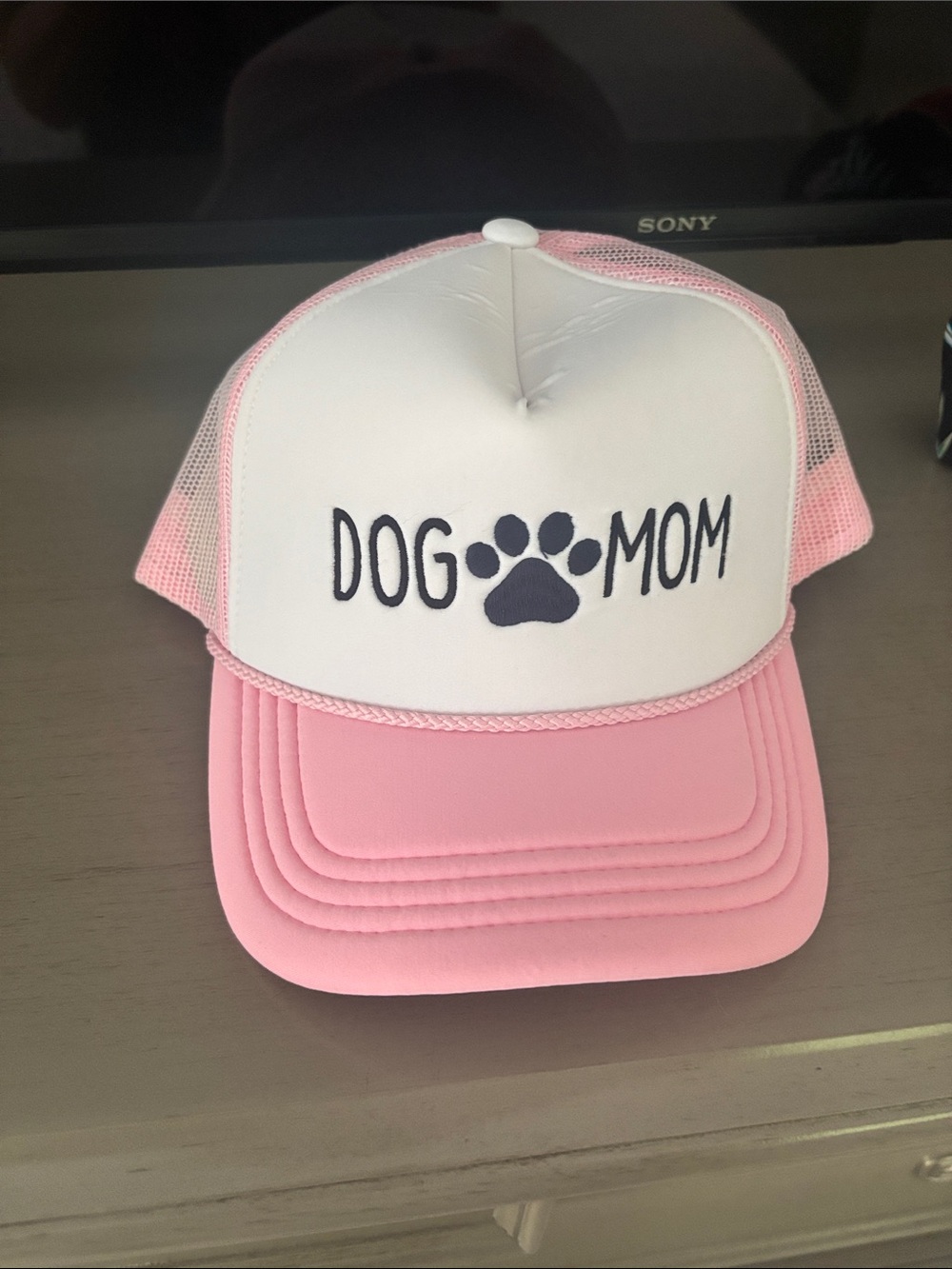 Dog Mom ping trucker hat